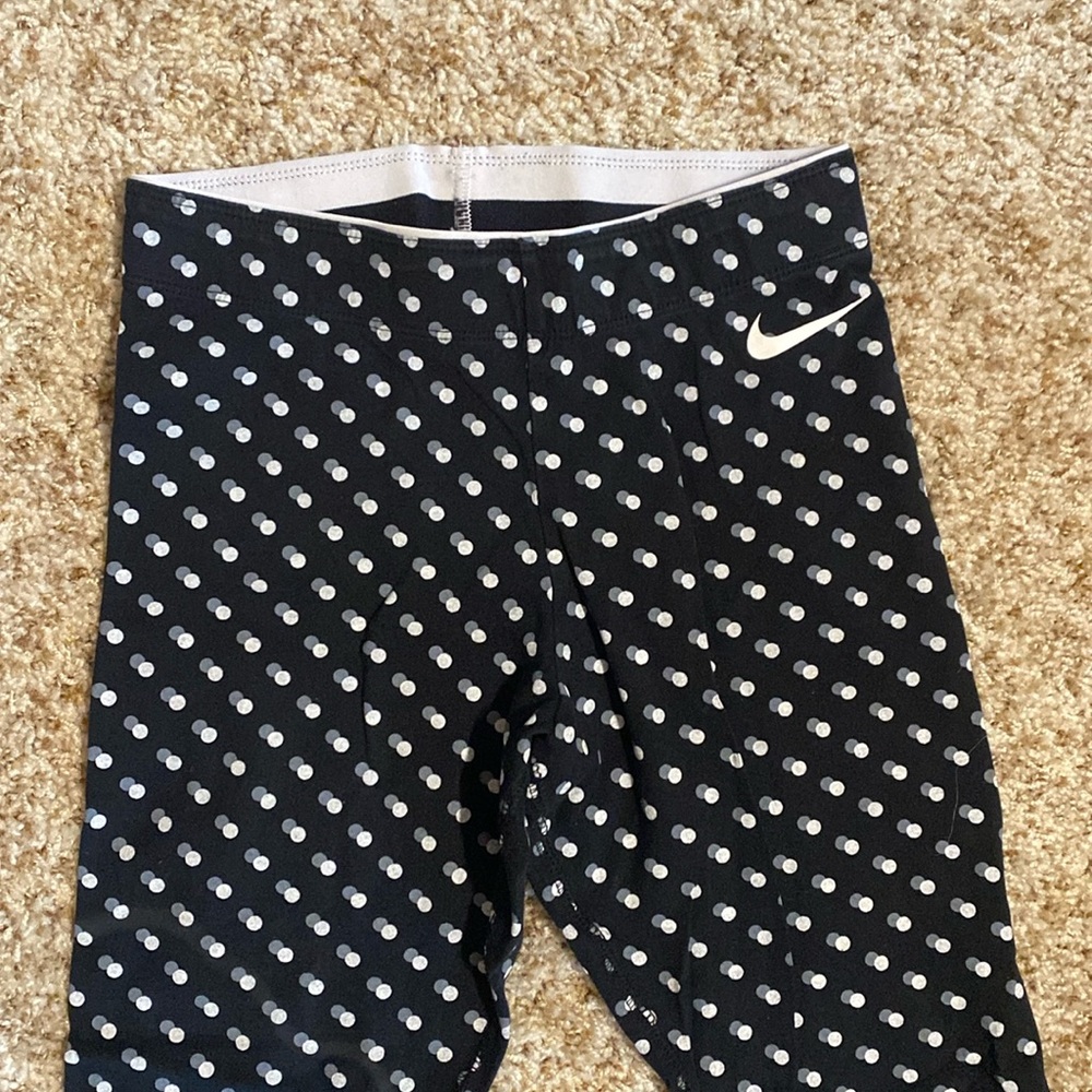 Nike xs leggings! Only worm a few times. Very comfortable !